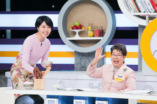 ‘나는 몸신이다’는 역대 대통령들의 밥상을 공개해 시청자의 건강을 살핀다. MC 정은아와 패널 엄앵란(오른쪽). 사진제공｜채널A