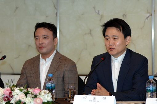 ‘엔씨 소프트’ 김택진 대표-‘넷마블 게임즈’ 방준혁 의장(오른쪽)