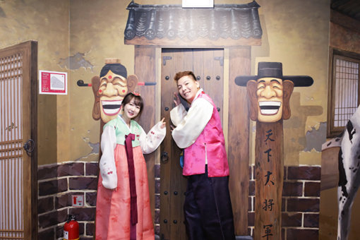 서울 인사동의 트릭아트 테마파크 ‘박물관은 살아있다’. 설연휴 동안 6∼70년대 서민의 일상을 만날 수 있는 테마 전시와 ‘포춘 쿠키’ 이벤트를 한다. 사진제공|박물관은 살아있다.