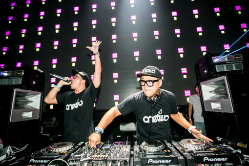 ‘천재도 즐기는 자는 이길 수 없다!’ 배우, 개그맨, 가수 등 스타들이 단순히 취미를 넘어 ‘전문 DJ’로 활약하고 있다. 사진은 듀오 원투가 한 클럽에서 리믹스한 음악을 들려주는 모습. 사진제공｜원투