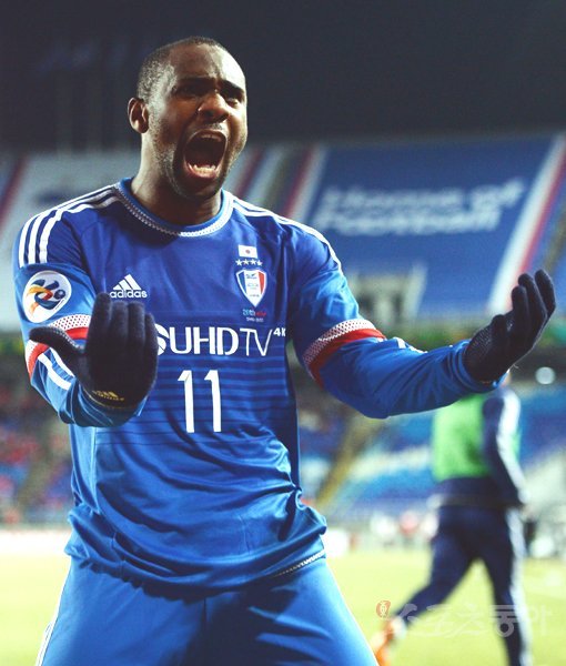 수원삼성 레오가 우라와 레즈(일본)를 상대로 25일 수원월드컵경기장에서 벌어진 2015 AFC 챔피언스리그 조별리그 G조 1차전 홈경기 후반 43분 역전 결승골을 터트린 뒤 포효하고 있다. 수원|임민환 기자 minani84@donga.com 트위터 @minani84