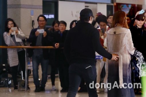 이병헌-이민정 귀국 ‘사람들의 시선 한 몸에 받는 귀국길’