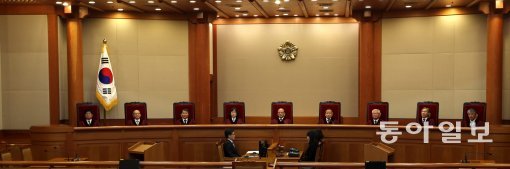 헌법재판소 간통제 위헌 판결. 동아일보DB.