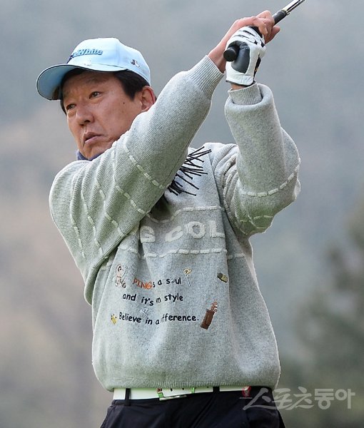 축구계에서 소문난 골프실력자인 전북현대 최강희 감독이 티샷을 하고 있다. 최 감독은 ‘닥공’으로 유명한 자신의 축구 스타일대로 골프 또한 과감하고 공격적으로 쳐 다른 참가자들의 눈길을 사로잡았다. 용인｜(사진공동취재단)김민성 기자 marineboy@donga.com 트위터 @bluemarine007