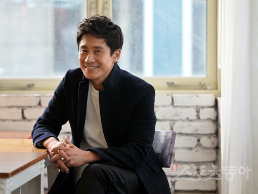 신하균은 영화 ‘순수의 시대’로 겉잡을 수 없는 사랑에 빠지는 남자를 연기했다. “결핍된 남자의 사랑에 끌렸다”며 “배우는 새로운 모습을 보이고 싶은 욕망이 크다”고 했다. 사진|임민환 기자 minani84@donga.com 트위터@minani84