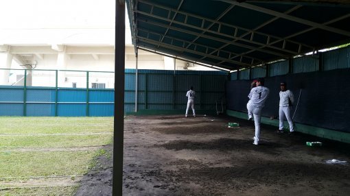 LG 우규민이 27일 일본 오키나와 이시가와구장 불펜에서 하프피칭을 하고 있다. 사진|홍재현 기자 hong927@donga.com 트위터 @hong927