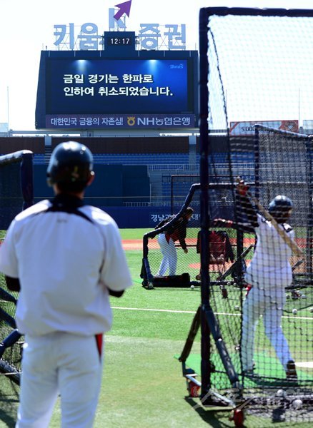 때늦은 한파로 10일 열릴 예정이었던 시범경기가 모두 취소됐다. 이날 마산 NC-kt전도 취소됐지만 kt선수들은 추운 날씨에도 방망이를 휘두르며 훈련을 소화했다. 마산|김민성 기자 marineboy@donga.com