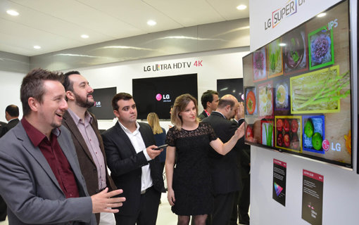 LG전자가 브라질에서 열린 2015년 신제품 발표회에서 ‘울트라 올레드 TV’와 ‘슈퍼 울트라HD TV’ 등 초고화질 TV를 론칭하며 브라질 시장 선두 수성에 나섰다. 사진제공|LG전자