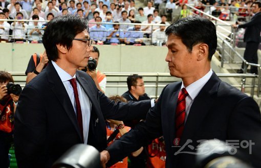 현역시절 공격수로서 라이벌 관계였던 포항 스틸러스 황선홍 감독(왼쪽)과 FC서울 최용수 감독이 22일 스틸야드에서 올 시즌 첫 맞대결을 펼친다. 이제는 사령탑으로서 한 치의 양보도 없는 두 감독이 서로를 제물로 필승을 다짐하고 있다. 스포츠동아DB