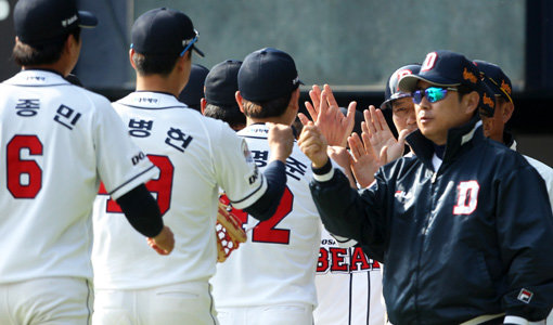 두산 김태형 감독(오른쪽 끝)이 19일 잠실구장에서 열린 KIA와의 시범경기에서 4-3으로 승리한 뒤 선수들을 맞이하고 있다. 마무리 윤명준 등 약점으로 꼽혔던 불펜진의 가능성을 확인한 것이 소득이었다. 사진제공｜스포츠코리아