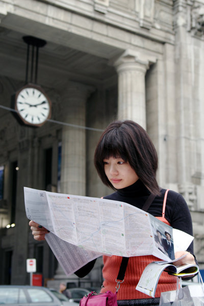 이탈리아 밀라노에서 관광지도를 보면서 하루 일정을 구상하는 여성자유여행객. ‘해외여행 1600만명’시대에 들어서면서 모든 일정을 스스로 짜고 항공부터 숙박까지 자신이 직접 선택하는 개별자유여행이 대세가 되고 있다. 사진제공｜내일투어