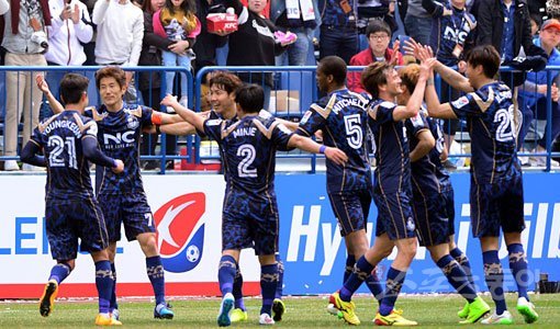 서울 이랜드FC 선수들이 29일 잠실올림픽주경기장에서 열린 K리그 챌린지(2부리그) 안양FC와의 홈경기 전반 37분 김재성이 페널티킥을 성공시키자 한데 모여 환호하고 있다. 잠실｜김진환 기자 kwangsin00@donga.com