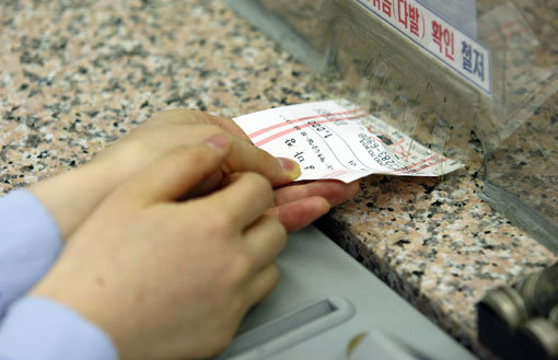 마토를 사기 위해 줄을 서지 않아도 된다. 한국마사회가 ‘장내 모바일 베팅(마이카드앱)’ 서비스를 전국 사업장으로 확대해 스마트폰으로 마토를 구매할 수 있게 됐다. 사진제공|한국마사회