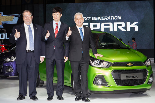 맨유 앰배서더 박지성이 2015 서울 모터쇼 쉐보레 부스를 방문해 관람객 대상 퀴즈와 1:1 드리블 대결 등을 펼쳐 관람객들의 시선을 잡아끌었다. 글로벌 쉐보레 마케팅 총괄 임원 팀 마호니와 박지성, 한국지엠 세르지오 호샤 사장(맨 왼쪽부터)이 세계 최초로 공개된 차세대 스파크 앞에서 기념 촬영을 하고 있다. 사진제공|한국지엠