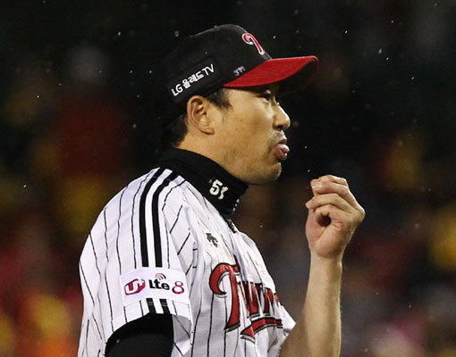 시즌 초반 부진한 LG 봉중근을 두고 엇갈린 시각이 존재한다. LG 양상문 감독은 마무리투수에게 굳은 믿음을 보이고 있지만, 그는 시즌 3차례 등판에서 불안감을 보였다. 4일 잠실 삼성전 9회 마운드에 오른 봉중근이 박한이에게 볼넷을 내준 뒤 아쉬워하고 있다. 사진제공｜스포츠코리아