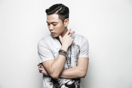 가수 조PD가 독기를 거둬내고 부드러운 미소를 머금었다. 미니앨범 ‘황금알을 낳는 거위 파트1’을 발표한 그는 “가족들이 함께 들었으면 좋겠다”고 말했다. 사진제공|스타덤엔터테인먼트