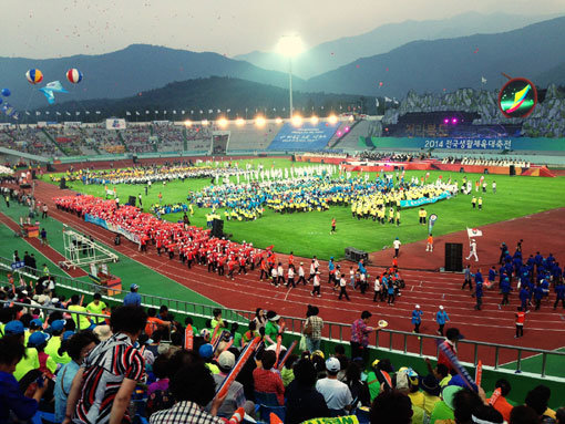 생활체육 동호인들의 축제인 2015 전국생활체육대축전이 5월14일부터 17일까지 경기도 일원에서 열린다. 전국 2만 여명의 선수단과 생활체육 관계자, 자원봉사자 등 총 6만여명이 집결하는 국내 최대의 생활체육행사다. 지난해 8월 강원도 속초종합경기장에서 열린 2014 대축전 개막식. 사진제공｜국민생활체육회