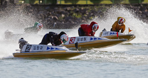 경정 다승 1위를 달리고 있는 심상철의 호쾌한 질주 모습. 휘감아 찌르기가 주특기로 선배 김효년과의 불꽃튀는 다승, 상금 경쟁이 경정팬들의 주목을 받고 있다. 사진제공|경륜경정사업본부