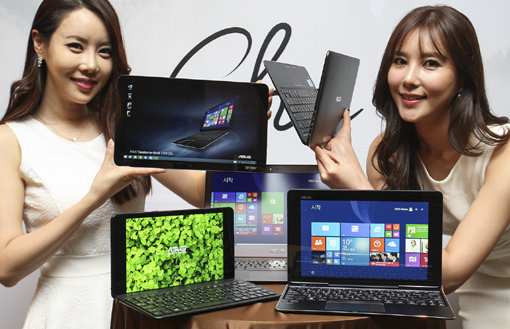 에이수스가 트랜스포머북과 울트라북 등 2015년 상반기 전략 신제품을 공개했다. 7일 서울 소공동 롯데호텔에서 열린 기자간담회에서 모델들이 신제품을 선보이고 있다. 사진제공｜에이수스