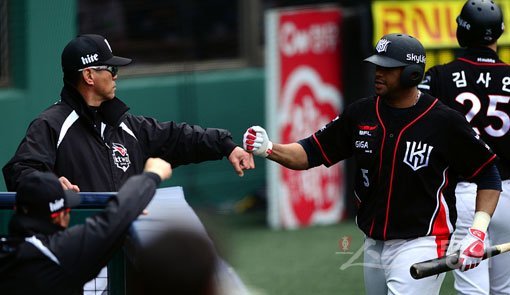 kt 조범현 감독(왼쪽)이 12일 목동 넥센전 4회 2점홈런을 날리고 덕아웃으로 돌아온 앤디 마르테와 주먹을 부딪치고 있다. 1군 데뷔 이후 연패가 길어지자 조 감독은 “선수들과 손 한번 맞잡아보고 싶다”며 작지만 의미 있는 바람을 전했고, 11일 마침내 창단 첫 승에 성공하자 모든 선수들과 손을 마주쳤다. 목동｜김진환 기자 kwangshin00@donga.com