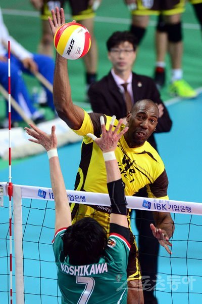 OK저축은행 시몬(가운데)이 12일 장충체육관에서 벌어진 ‘2015 한·일 V리그 탑매치’ JT(일본)와의 남자부 경기 도중 스파이크를 시도하고 있다. 장충|김진환 기자 kwangshin00@donga.com