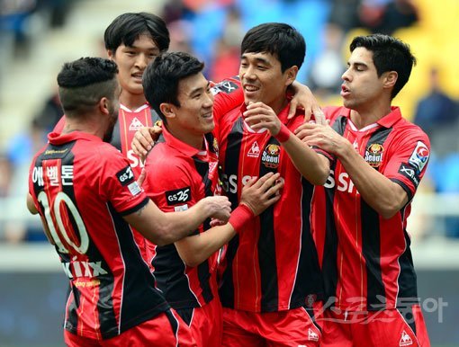 K리그에서 2562일 만에 본 ‘골 맛’이었다. FC서울 박주영(오른쪽 2번째)이 12일 인천축구전용경기장에서 열린 인천 유나이티드와의 원정경기 전반 9분 페널티킥으로 K리그 복귀 후 첫 골을 신고한 뒤 환하게 웃고 있다. 인천｜김민성 기자 marineboy@donga.com