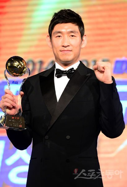 양동근(모비스)의 만면에 웃음꽃이 폈다. 양동근은 14일 서울 삼성동 코엑스 인터콘티넨탈 호텔에서 열린 ‘2014∼2015 KCC 프로농구’ 시상식에서 기자단 투표 99표 중 86표를 얻어 사상 최초로 정규리그 3회 MVP 수상을 기록했다. 김진환 기자 kwangshin00@donga.com