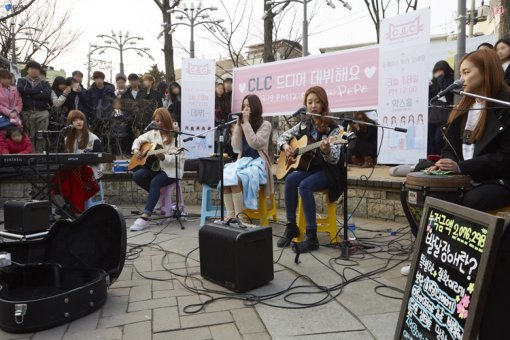CLC 홍대 버스킹 모습 사진|큐브엔터테인먼트
