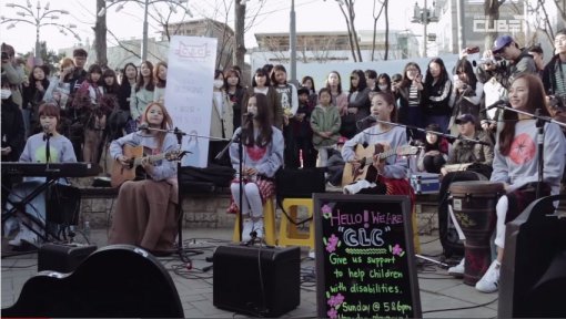CLC 홍대 버스킹 모습 사진|큐브엔터테인먼트