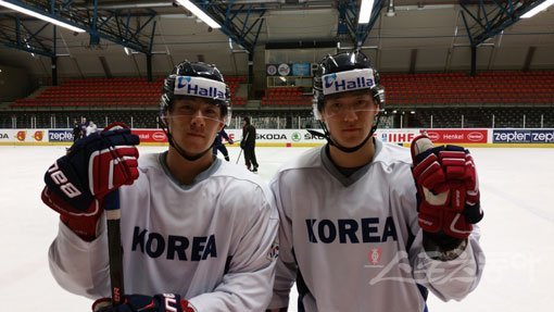남자아이스하키대표팀의 주축인 김기성(왼쪽), 김상욱 형제는 어느덧 6년째 함께 태극마크를 달고 있다. 이들은 2018평창동계올림픽에서 감격적인 승리의 순간을 꿈꾸고 있다. 에인트호벤(네덜란드)|김도헌 기자 dohoney@donga.com