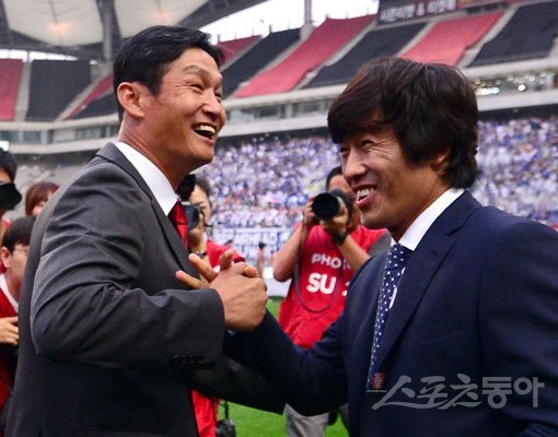 FC서울 최용수(왼쪽) 감독과 수원삼성 서정원 감독이 맞대결을 앞두고 인사를 나누고 있다. 서울과 수원의 ‘슈퍼매치’는 K리그를 대표하는 라이벌전이다. 두 팀은 18일 수원월드컵경기장에서 올 시즌 첫 슈퍼매치를 벌인다. 스포츠동아DB