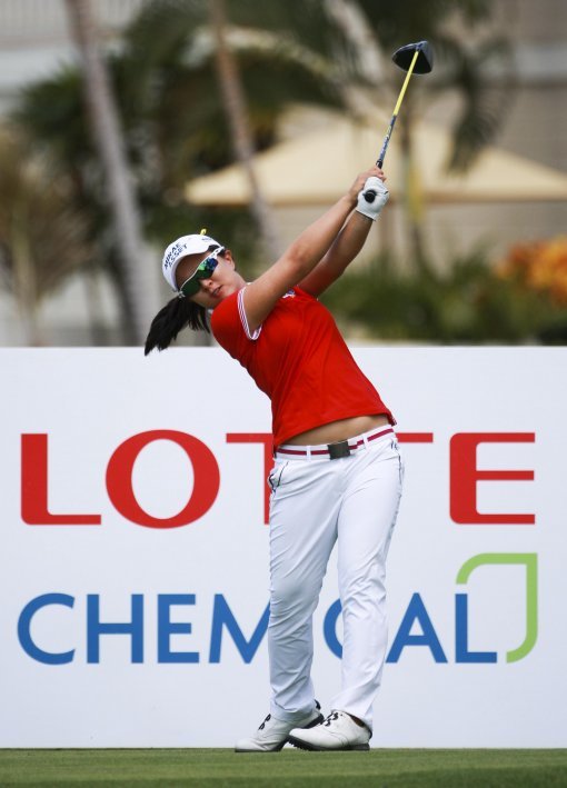 김세영이 17일(한국시간) 미국 하와이 오아후의 코올리나 골프장에서 열린 LPGA 투어 롯데챔피언십 2라운드에서 5언더파를 몰아치며 중간합계 10언더파 134타로 김인경과 함께 공동선두에 올랐다. 2월 퓨어실크 바하마 클래식에서 시즌 첫 승을 기록한 김세영이 우승할 경우 한국선수 중 가장 먼저 2승 고지에 오르게 된다. 김세영이 3번홀에서 힘찬 드라이브 샷을 하고 있다. 사진제공|롯데