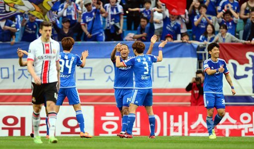 수원 정대세(오른쪽 3번째)가 18일 수원월드컵경기장에서 열린 서울과의 홈경기 후반 22분 팀의 4번째 골을 성공시킨 뒤 동료들과 하이파이브를 하고 있다. 수원은 슈퍼매치에서 5-1의 대승을 거뒀다. 수원｜김민성 기자 marineboy@donga.com