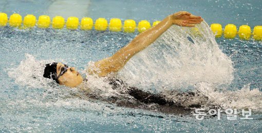 박한별이 19일 울산 문수실내수영장에서 열린 제87회 동아수영대회 4일째 여고부 배영 50m 예선에서 역영하고 있다. 박한별은 대회신기록(28초39)을 작성하며 1위로 골인했다. 울산｜장승윤 동아일보 기자 tomato99@donga.com