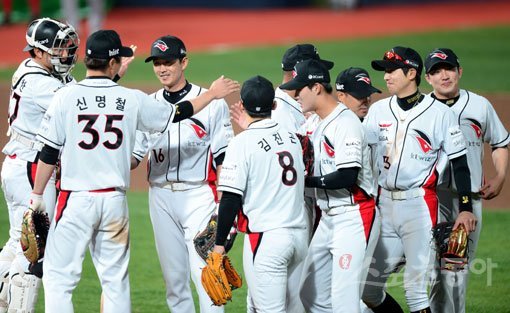 얼마나 기다렸던 홈 첫 승인가! kt 선수들이 22일 수원 kt위즈파크에서 열린 SK전에서 2-0으로 이긴 뒤 하이파이브를 나누고 있다. kt는 홈 8연패 끝에 첫 승을 신고했다. 수원｜김민성 기자 marineboy@donga.com