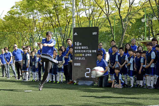 어려운 환경 때문에 전문적인 스포츠 교육을 받지 못하는 아동들을 돕는 아디다스마이드림FC의 3기 발대식이 25일 열렸다. 이날 행사에는 1골당 5000원의 소아암환아 치료비가 적립되는 슛 포 러브(Shoot for Love) 캠페인도 진행된 가운데 전 국가대표선수 송종국이 슛을 하고 있다. 사진제공｜아디다스코리아