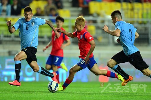 29일 수원월드컵경기장에서 열린 ‘2015 수원 JS컵 U-18 국제청소년 축구대회’ 대한민국과 우루과이의 경기에서 대한민국 이승우가 우루과이 수비수 사이로 돌파하고 있다. 수원｜김민성 기자 marineboy@donga.com