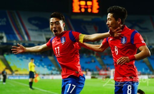 29일 수원월드컵경기장에서 열린 ‘2015 수원 JS컵 U-18 국제청소년 축구대회’ 대한민국과 우루과이의 경기에서 대한민국 이동준이 선제골을 성공시킨 뒤 환호하고 있다. 수원｜김민성 기자 marineboy@donga.com