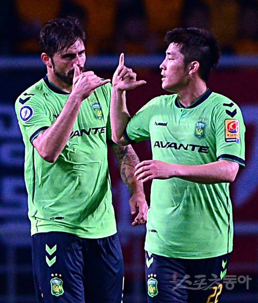 전북의 특급 용병 에두(왼쪽)가 29일 고양종합운동장에서 열린 고양HiFC와의 FA컵 32강전에서 연장 전반 8분 선제골을 터트린 뒤 이상협과 기쁨을 나누고 있다. 고양｜김진환 기자 kwangshin00@donga.com