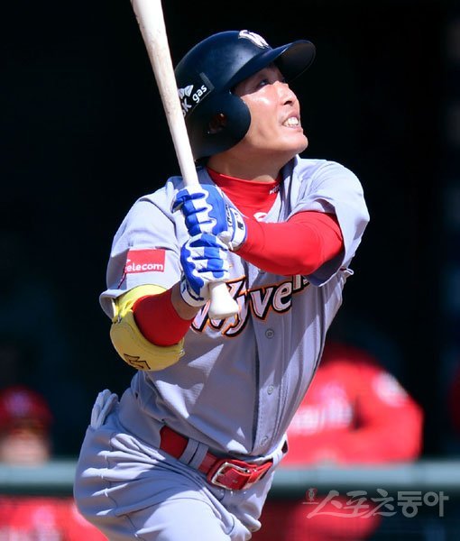 SK 조동화가 5일 사직 롯데전에서 4회초 이정민을 상대로 초구를 받아쳐 시즌 1호 홈런을 터트리고 있다. 조동화는 데뷔 후 개인 1경기 최다인 4안타와 3도루를 기록하며 맹활약했다. 사직|김민성 기자 marineboy@donga.com