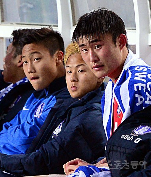 U-18 대표팀 백승호(오른쪽 끝)와 이승우(가운데)가 3일 수원월드컵경기장에서 열린 수원JS컵 프랑스전에서 선발 출장했다 후반 시작과 함께 나란히 교체 아웃된 뒤 벤치에서 경기를 지켜보고 있다. 수원｜김진환 기자 kwangshin00@donga.com