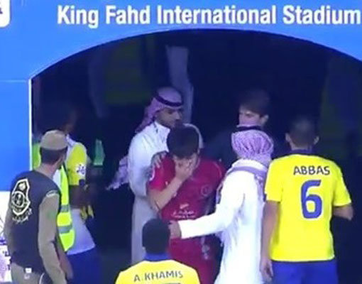 7일(한국시간) 2015 AFC 챔피언스리그 알 나스르 원정에서 맹활약을 펼친 레퀴야의 남태희는 경기 후 그라운드를 떠나려다 상대 선수 파비안 에스토야노프로부터 무차별 폭행을 당했다. 한바탕 몸싸움이 끝난 뒤 남태희가 관계자들의 부축을 받으며 황당한 표정으로 라커룸 밖으로 나오고 있다. 사진출처｜유투브 동영상 캡처