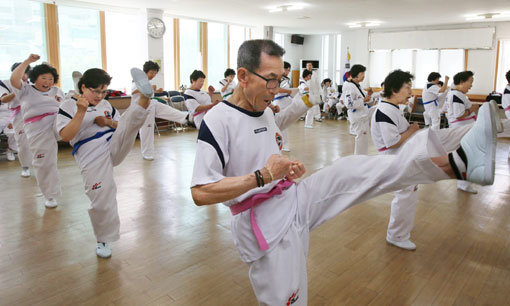 한국의 역사와 전통이 깃든 태권도는 수천 년에 걸쳐서 건강 추구와 자기방어, 정신수양의 수단으로 발전해왔다. 일반인들을 대상으로 한 태권도 수련은 남녀노소를 막론하고 근력, 근지구력 증진에 효과가 있는 것으로 나타났다. 스포츠동아DB