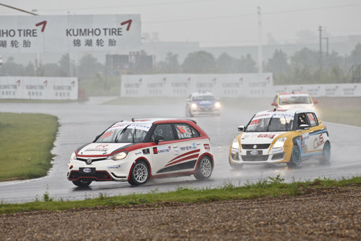 17일 중국 광저우 인터내셔널 서킷에서 열린 CTCC 2015 시즌 개막전에서 금호타이어를 장착한 대회 출전차량들이 폭우가 쏟아지는 서킷을 역주하고 있다. 사진제공｜금호타이어