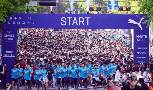 푸마가 주최한 러닝대회 ‘이그나이트 서울’에 참가한 1만명의 청춘 러너들이 서울 상수동 홍대 스타트라인을 출발하고 있다. 이 대회는 전 세계 10개 도시에서 열리는 대규모 러닝 캠페인 ‘이그나이트 유어시티’의 서울버전이다. 김종원 기자 won@donga.com