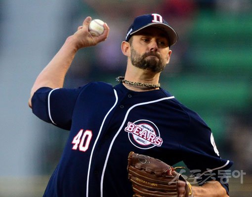 ‘한국에서만 5년째를 보내고 있는’ 두산 외국인투수 더스틴 니퍼트는 용병이란 꼬리표를 떼고 두산 선수로 자리매김했다. 개인타이틀
하나 차지한 적 없지만, 가장 꾸준하고 안정적으로 에이스 역할을 수행하며 많은 팬들의 사랑을 받고 있다. 삼성을 상대로 유독
강했던 그는 한국시리즈에서 삼성을 꺾고 첫 우승을 차지하는 장면을 그려본다. 스포츠동아DB