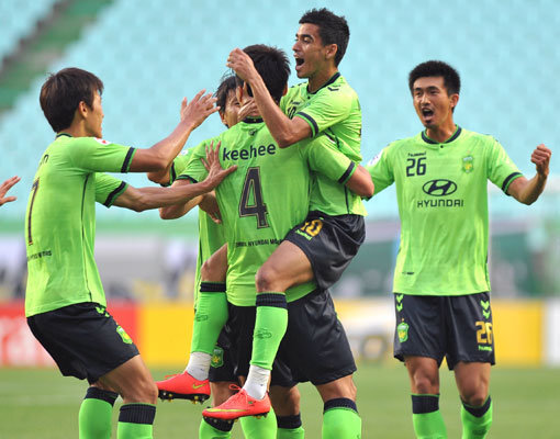 전북 선수들이 19일 전주월드컵경기장에서 열린 AFC 챔피언스리그 16강 1차전 베이징 궈안(중국)과의 홈경기에서 김기희(4번)의 선제골이 터지자 함께 기뻐하고 있다. 사진제공｜전북현대