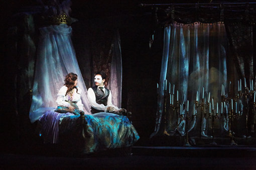 뮤지컬 ‘팬텀’은 ‘오페라의 유령’과 같은 뿌리를 지니고 있지만, 팬텀의 유년기를 더 자세히 묘사하고 있다. 오페라 극장 지하 미궁에서 팬텀(박효신)과 크리스틴(임선혜)이 사랑을 속삭이는 장면. 사진제공｜EMK뮤지컬컴퍼니