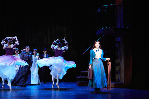 여주인공 크리스틴(맨 오른쪽)이 ‘파리의 멜로디’를 열창하고 있다. 사진제공｜EMK뮤지컬컴퍼니