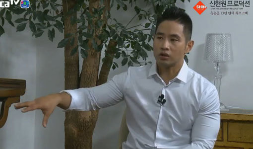 병역기피 의혹으로 입국을 금지 당한 유승준이 19일 인터넷 방송을 통해 한국에 돌아가고 싶다며 읍소하고 있다. 사진출처｜아프리카TV 화면 캡처